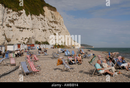 Maison de vacances à rayures sur les transats sur la plage sous les falaises de craie à Beer Beer Devon, Angleterre Royaume-uni 09 Septembre 2006 Banque D'Images