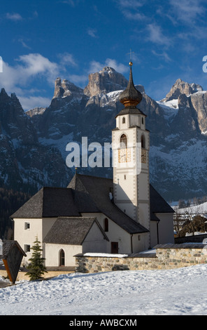 Église de Village de Colfosco en neige de l'hiver , Dolomites , Italie. Banque D'Images