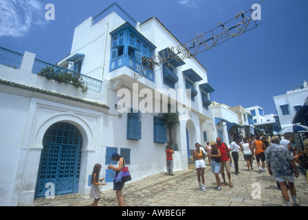 Souvenirs en vente dans le bleu et blanc pittoresque Sidi Bou Said, principale rue commerçante Banque D'Images