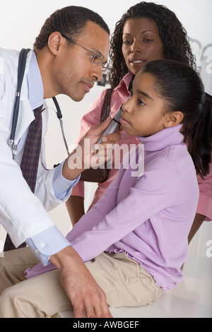 Fille se vérifier jusqu'à partir de la pédiatre Banque D'Images