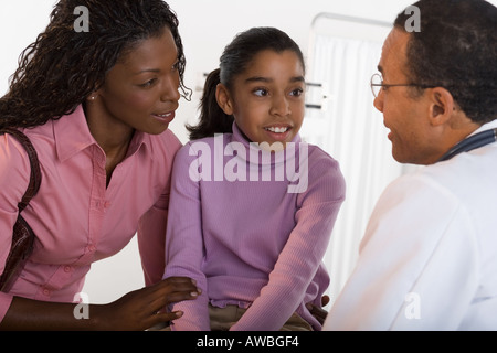 Fille se vérifier jusqu'à partir de la pédiatre Banque D'Images