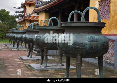 Les neuf urnes dynastiques à l'intérieur des murs de la CITADELLE IMPÉRIALE HUE VIETNAM Banque D'Images