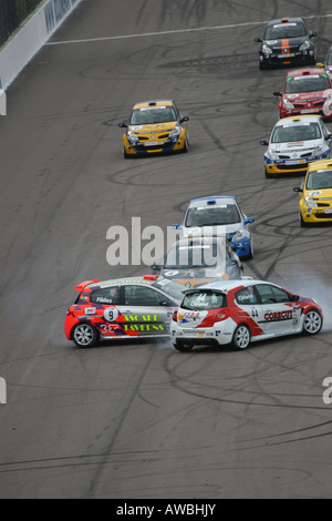 Renault Clio Cup UK race cars s'écraser à Rockingham Banque D'Images