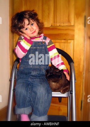 Petite fille et chat birman animaux en Irlande Banque D'Images