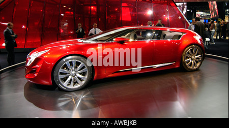 Une nouvelle voiture élégante expose au Salon International de l'Auto de Paris. Banque D'Images