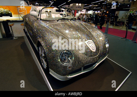 Une nouvelle voiture élégante expose au Salon International de l'Auto de Paris. Banque D'Images