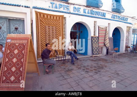 Une boutique de tapis de Kairouan, Tunisie. Banque D'Images