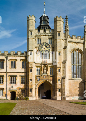 La tour de l'horloge, ou porte du roi, la grande cour, Trinity College, Cambridge, Angleterre Banque D'Images