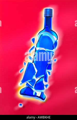 Close up of shattered blue bouteille d'alcool Banque D'Images