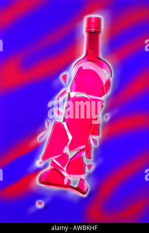 Close up of shattered red bouteille d'alcool Banque D'Images