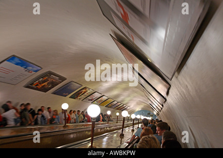 La Russie, Moscou, Kultry Park Station de métro, l'Escalator Banque D'Images