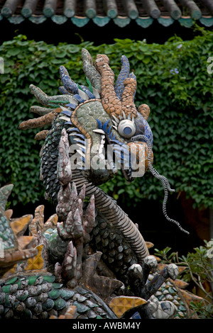 DRAGON EN BOIS orné à l'extérieur de la CONGRÉGATION CHINOISE DE CANTON HOI AN VIETNAM CENTRAL Banque D'Images