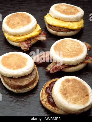 Petit déjeuner d'œufs brouillés muffin anglais sandwiches saucisse patty Cuisine bacon Banque D'Images