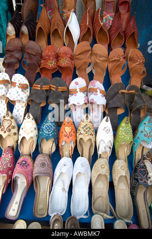 Close-up de chaussures traditionnelles dans le souk de Hammamet, Tunisie. Banque D'Images