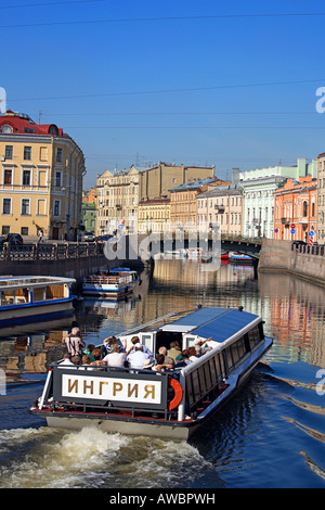 La Russie, Saint-Pétersbourg, Grandes Ecuries Bridge (bol-konyushennyy la plupart), la rivière Moïka, Bateau de tourisme Banque D'Images