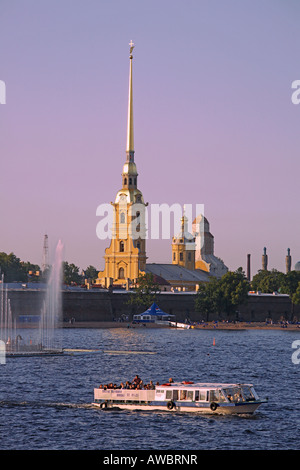 La Russie, Saint-Pétersbourg, Forteresse Pierre et Paul, Cathédrale de Ss Pierre et Paul, Neva, bateaux de touristes Banque D'Images
