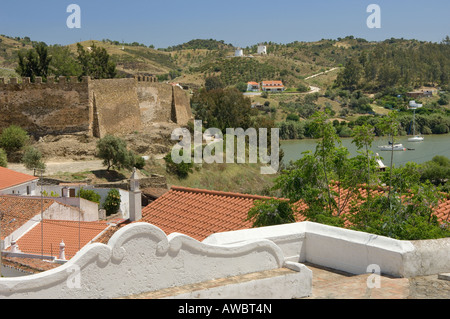 Le Portugal, l'Algarve, Alcoutim, le château en ruines et rivière Guadiana à la frontière Espagnole Banque D'Images