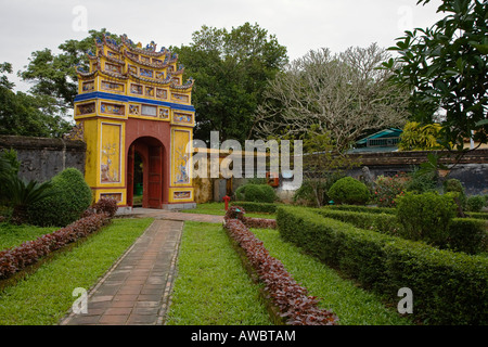 La PORTE JAUNE décoratif menant à l'intérieur du temple MIEU LA CITADELLE IMPÉRIALE HUE VIETNAM Banque D'Images