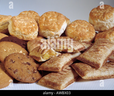 Assortiment assortiment de produits de boulangerie et de restauration rapide frais biscuits biscuit aux pépites de chocolat tarte aux pommes poêlées Bon Appétit Banque D'Images