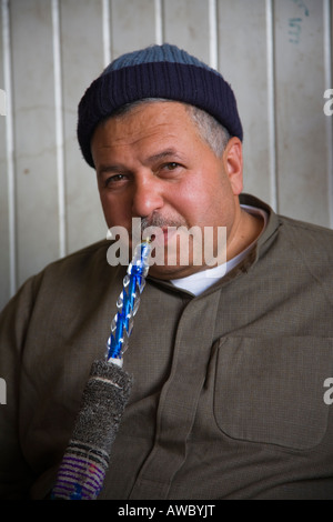 L'homme égyptien fumer shisha pipe et tabac, Charm el Cheikh Banque D'Images