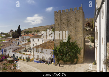 Le Portugal, la région de l'Estremadura, Obidos une scène de rue vue du château Banque D'Images