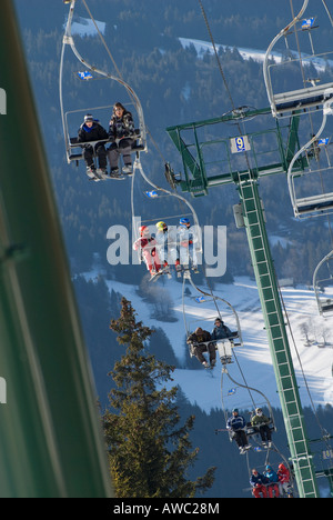 Skieurs sur le télésiège, Chatel, alpes, France Banque D'Images