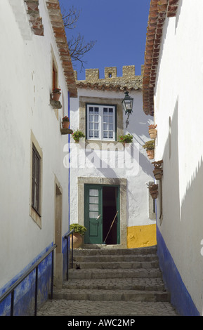 Portugal Région d'Estrémadure, une rue pavée en ville historique fortifiée d'Obidos Banque D'Images