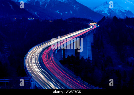 La circulation sur autoroute au col du Brenner , Nuit , Autriche Banque D'Images