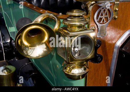 Vétéran de la lampe de véhicule, de l'avertisseur sonore et du sac AA au rallye de voiture de Cottenham. Banque D'Images