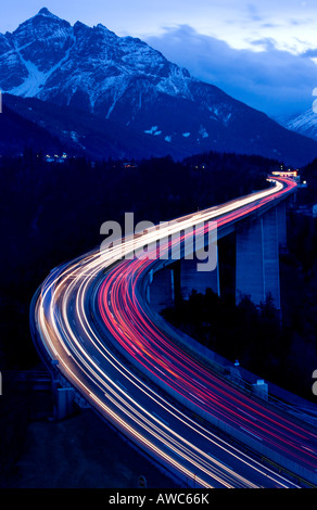 La circulation sur autoroute au col du Brenner , Nuit , Autriche Banque D'Images