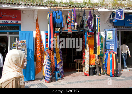 Dans un magasin de tapis marocain de la rue Essaouira Maroc Afrique du Nord Banque D'Images