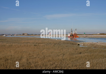 Un bateau de pêche revient à Rye Harbour jusqu'à la rivière Rother Banque D'Images