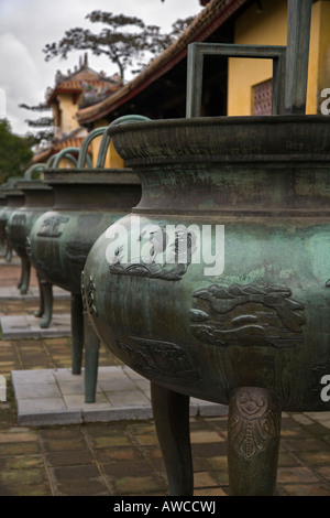 Les neuf urnes dynastiques à l'intérieur des murs de la CITADELLE IMPÉRIALE HUE VIETNAM Banque D'Images