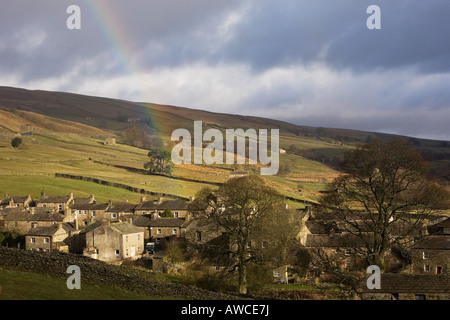 Arc-en-ciel sur Thwaite, village du Yorkshire, Angleterre Banque D'Images