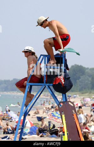 Une plage surveillée assis dans une tour en gardant un œil sur les baigneurs Banque D'Images