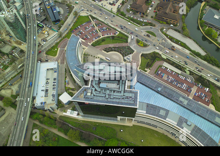 Vue aérienne de l'Administration centrale, GlaxoSmithKline GSK House, qui est à côté de la Great West Road et M4 à Brentford Banque D'Images