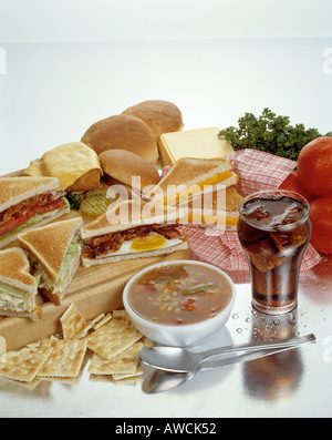 Assortiment de sandwichs soupe de légumes fromage sandwich combos bacon grillé salade de poulet oeufs tomates tomate salade blt crackers Banque D'Images