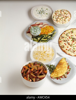 Aliments assortis omelette pizza soupes de légumes ragoût de boeuf copie espace soupe courgette maïs chaudrée culinaire Banque D'Images