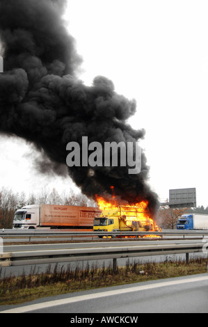 Camion en feu sur l'autoroute, l'échange d'Altdorf, Middle Franconia, Bavaria, Germany, Europe Banque D'Images
