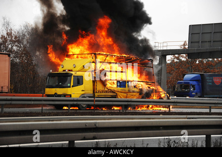 Camion en feu sur l'autoroute, l'échange d'Altdorf, Middle Franconia, Bavaria, Germany, Europe Banque D'Images