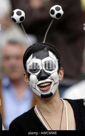 Un supporter avec un visage peint comme un football dans la foule pendant la Coupe du Monde 2006 Banque D'Images
