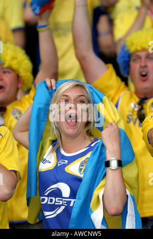 Une femme défenseur suédois chanter dans la foule pendant la Coupe du Monde 2006 Banque D'Images