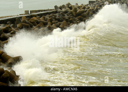 Arrimage des vagues CONTRE LA DIGUE DE PROTECTION À VIZHINJAM TRIVANDRUM Banque D'Images