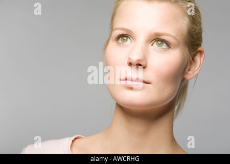 Jeune femme blonde yeux dans la distance Banque D'Images