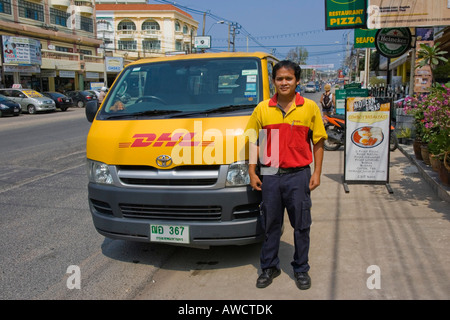 Service de messagerie DHL conducteur debout devant sa camionnette, Pattaya, Thaïlande, Asie du Sud-Est Banque D'Images