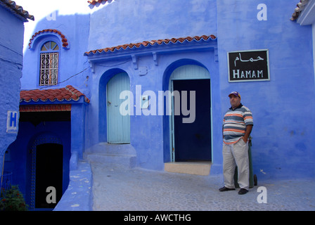 L'homme local à hamam dans la médina de Chefchaouen Maroc bleu Banque D'Images