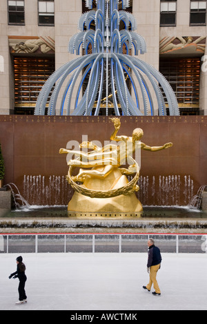 Patinage sur glace en face de Prométhée et le lève-Fontaine à la Rockefeller Center, New York Banque D'Images