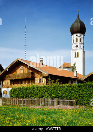 Gelting ville de Geretsried Haute-bavière Allemagne Saliterhof Salitre ferme en face de l'église St Benedikt fille Banque D'Images