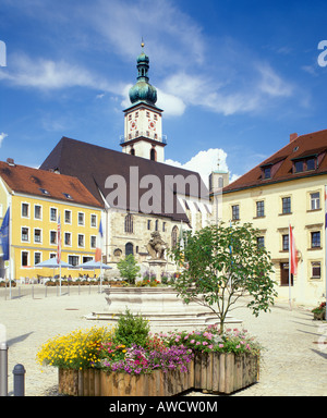 Sulzbach-Rosenberg Allemagne Bavière Haut-palatinat de ville en face de l'église paroissiale Assomption de Marie Banque D'Images