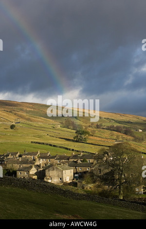 Arc-en-ciel sur Thwaite, village du Yorkshire, Angleterre Banque D'Images